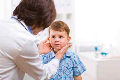 Стоматит і ангіна у дітей і дорослих: загальні ознаки, чим відрізняються, схема лікування