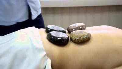 Стоун масаж: опис процедури масажу гарячими каменями, користь і протипоказання, як робити масаж вулканічним камінням | Ревматолог