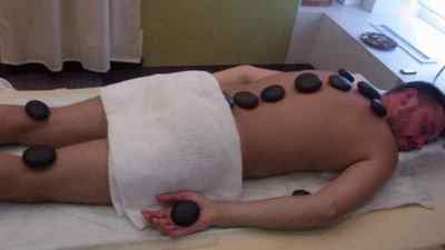 Стоун масаж: опис процедури масажу гарячими каменями, користь і протипоказання, як робити масаж вулканічним камінням | Ревматолог
