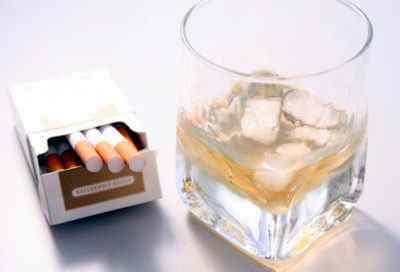 Сумісність псоріазу та алкоголю /куріння: чи можна пити /курити при шкірному захворюванні?
