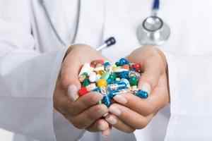 Таблетки від тяжкості в шлунку: які препарати допоможуть, народні методи
