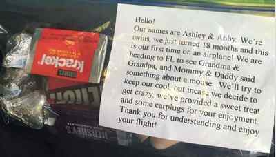 Батьки в літаку дарують солодощі іншим пасажирам