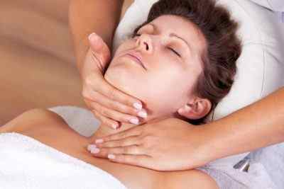 Точковий та інші прийоми масажу для шиї від зморшок: вчимося робити в домашніх умовах