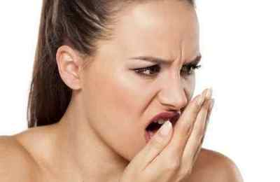 У чому причина неприємного запаху з рота і як вирішити проблему?