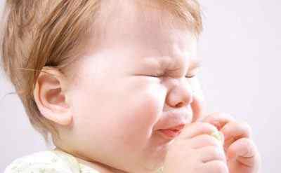 У дитини сльозяться очі і нежить: причини, лікування