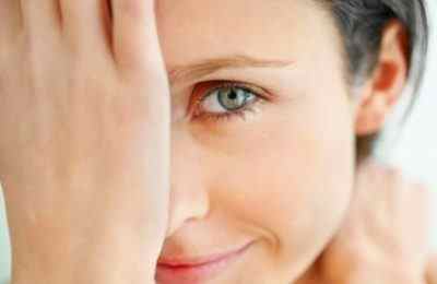 Від чого шкіра повік у жінок різко старіє і чому зявляються зморшки під очима? Поради як запобігти їх освіту