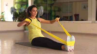 Вправи з гумовою стрічкою: еластична стрічка-еспандер для жінок і чоловіків, заняття і комплекс для спини і рук | Ревматолог