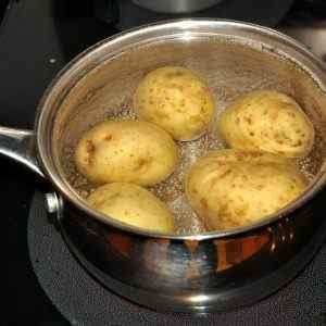 Як дихати над картоплею при кашлі і нежиті
