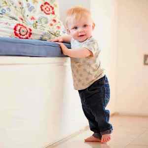 Як допомогти малюкові зробити перший крок і почати ходити