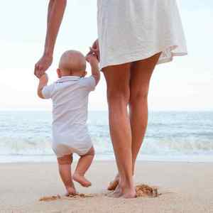 Як допомогти малюкові зробити перший крок і почати ходити