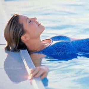 Як правильно плавати в басейні для хребта: вправи у воді, лікувальне плавання при сколіозі, грижі і остеохондрозі | Ревматолог