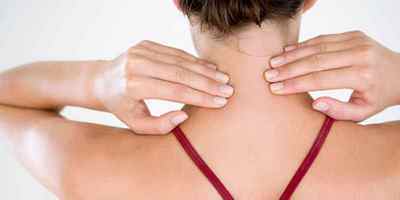 Як правильно робити масаж плечей і шиї: вправи для розслаблення мязів плечового пояса, зняти напругу при остеохондрозі | Ревматолог
