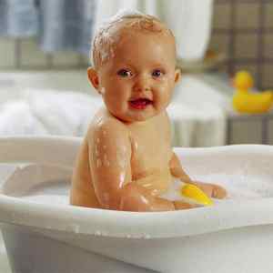 Як правильно вибрати засіб для купання малюка