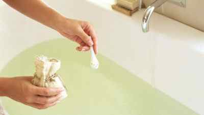 Як приймати сольові ванни з морською сіллю в домашніх умовах при псоріазі на голові та інших частинах тіла?