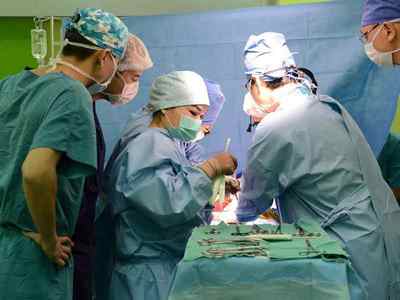 Як проходить операція трансплантації печінки, кому її можна робити і які прогнози після проведення