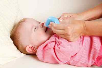 Як промити ніс грудничку: чи можна промивати ніс новонародженому, ніж промивати і як зробити розчин