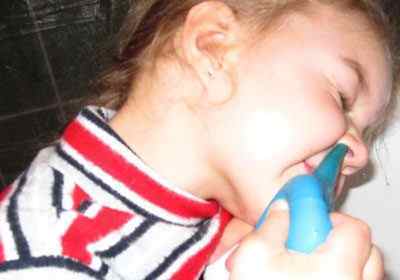 Як промивати ніс фізіологічним розчином дитині при нежиті