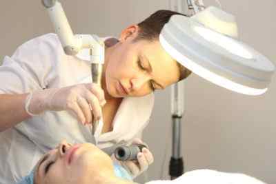Як відбувається видалення родимок на обличчі лазером? Скільки коштує ця процедура і чи ефективна вона?