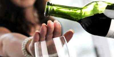 Як впливає алкоголь на шлунок: ефекти від вживання спиртних напоїв