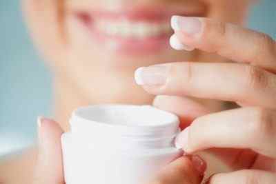 Як зробити крем від зморшок для шкіри навколо очей в домашніх умовах: ефективні рецепти
