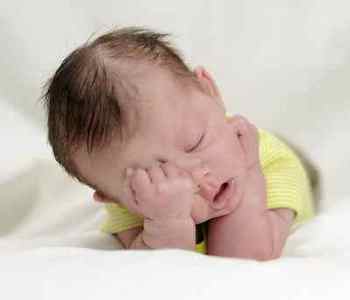 Як зрозуміти що у немовляти нежить: характерні ознаки і симптоми